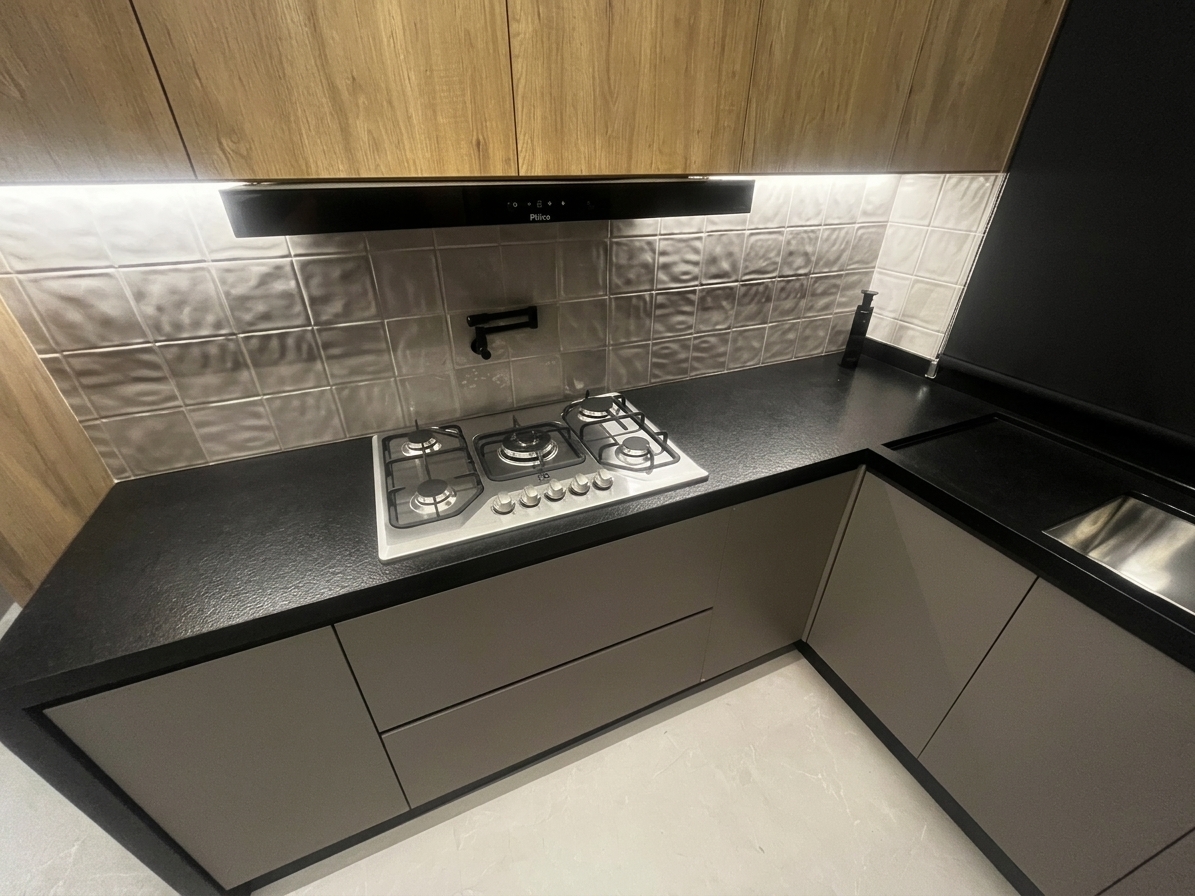 Cozinha gourmet com marcenaria sob medida, cooktop e bancada