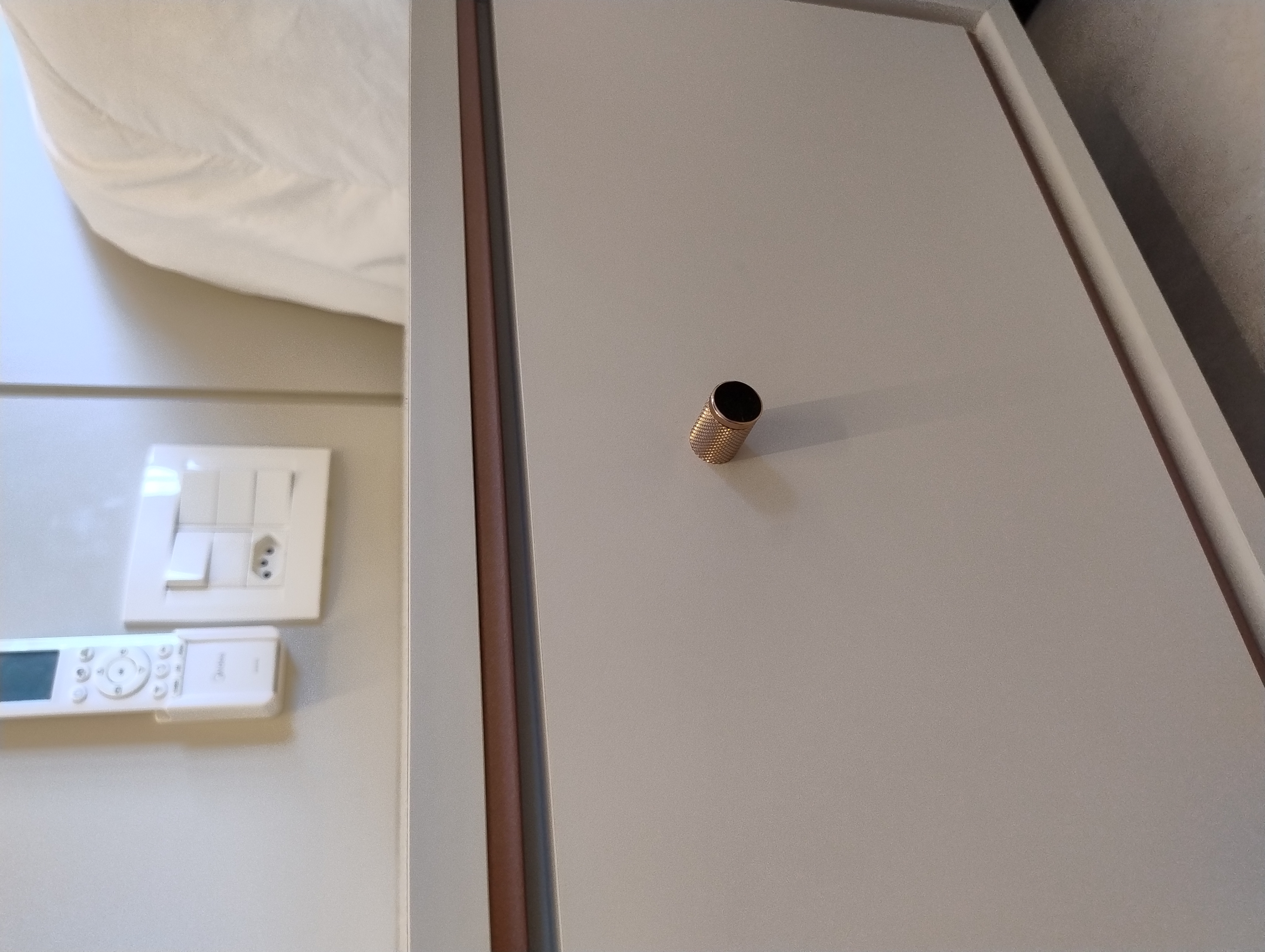 Detalhe do criado-mudo e cabeceira sob medida na suíte